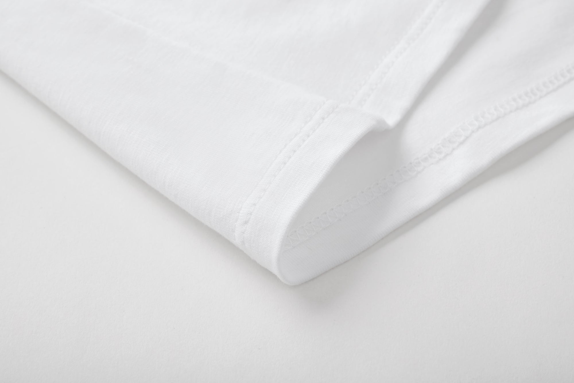 WHITE T-SHIRT WITH PINK COLLAR DETAILS