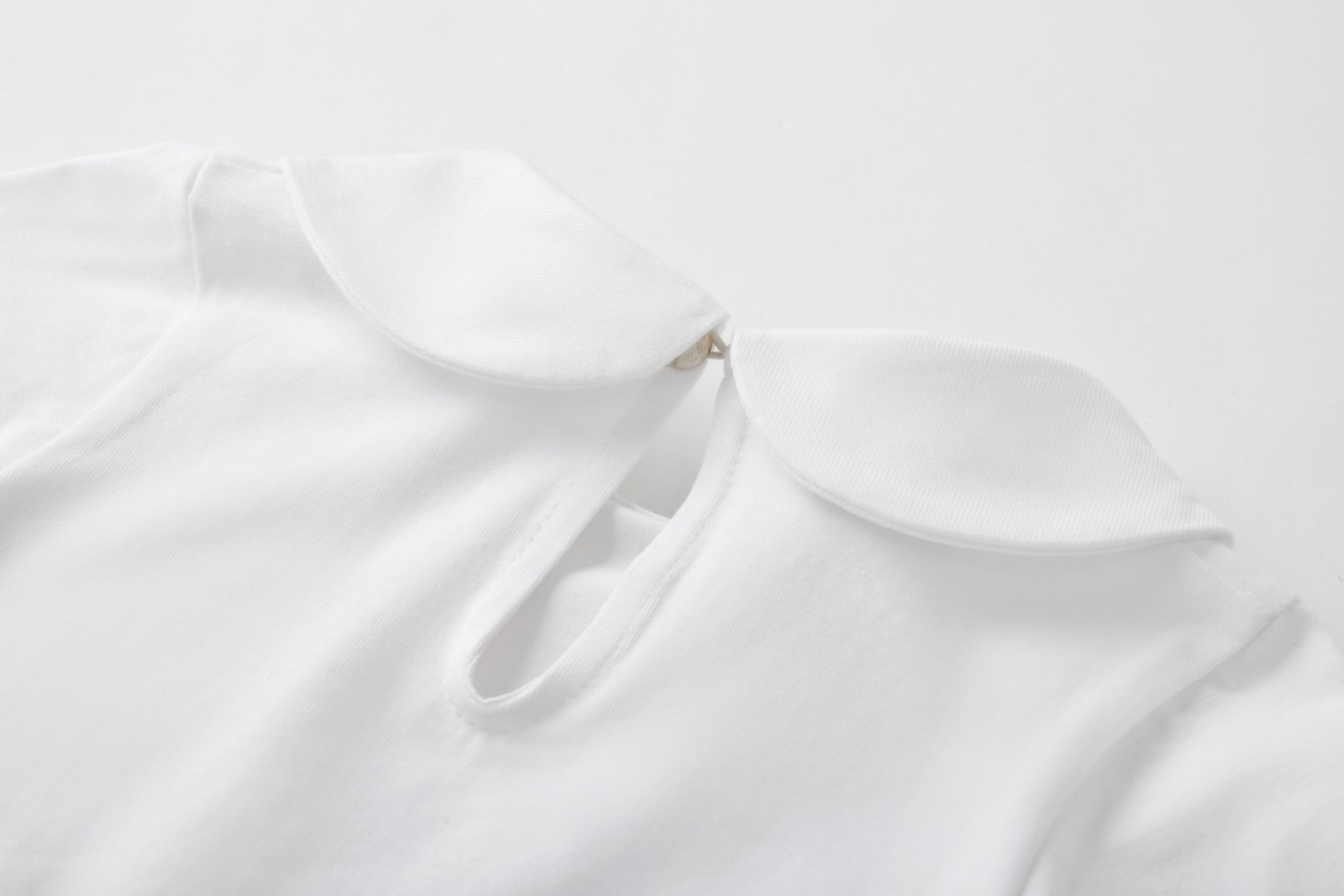 WHITE T-SHIRT WITH PINK COLLAR DETAILS