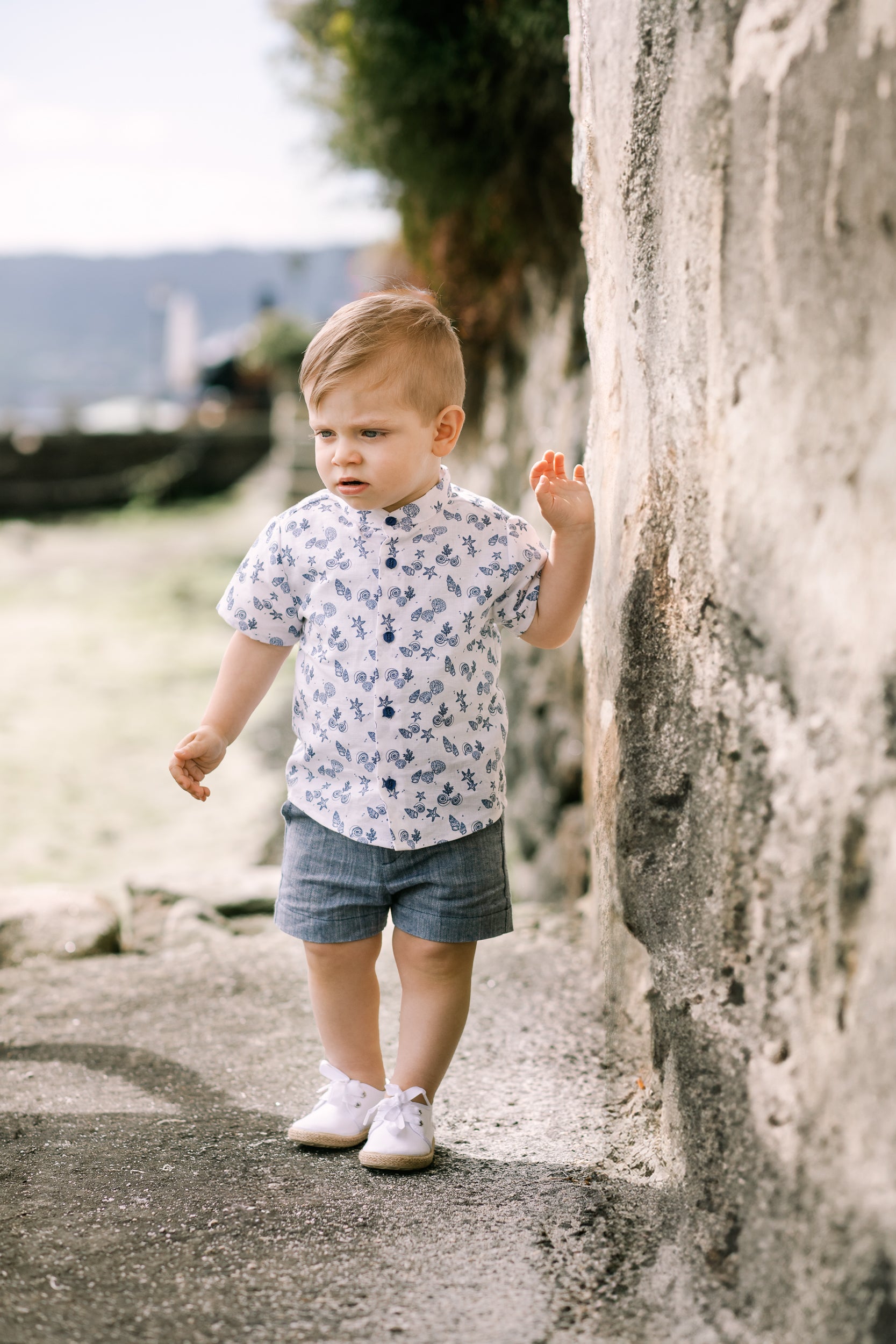 Shirt with a mao collar and short sleeves