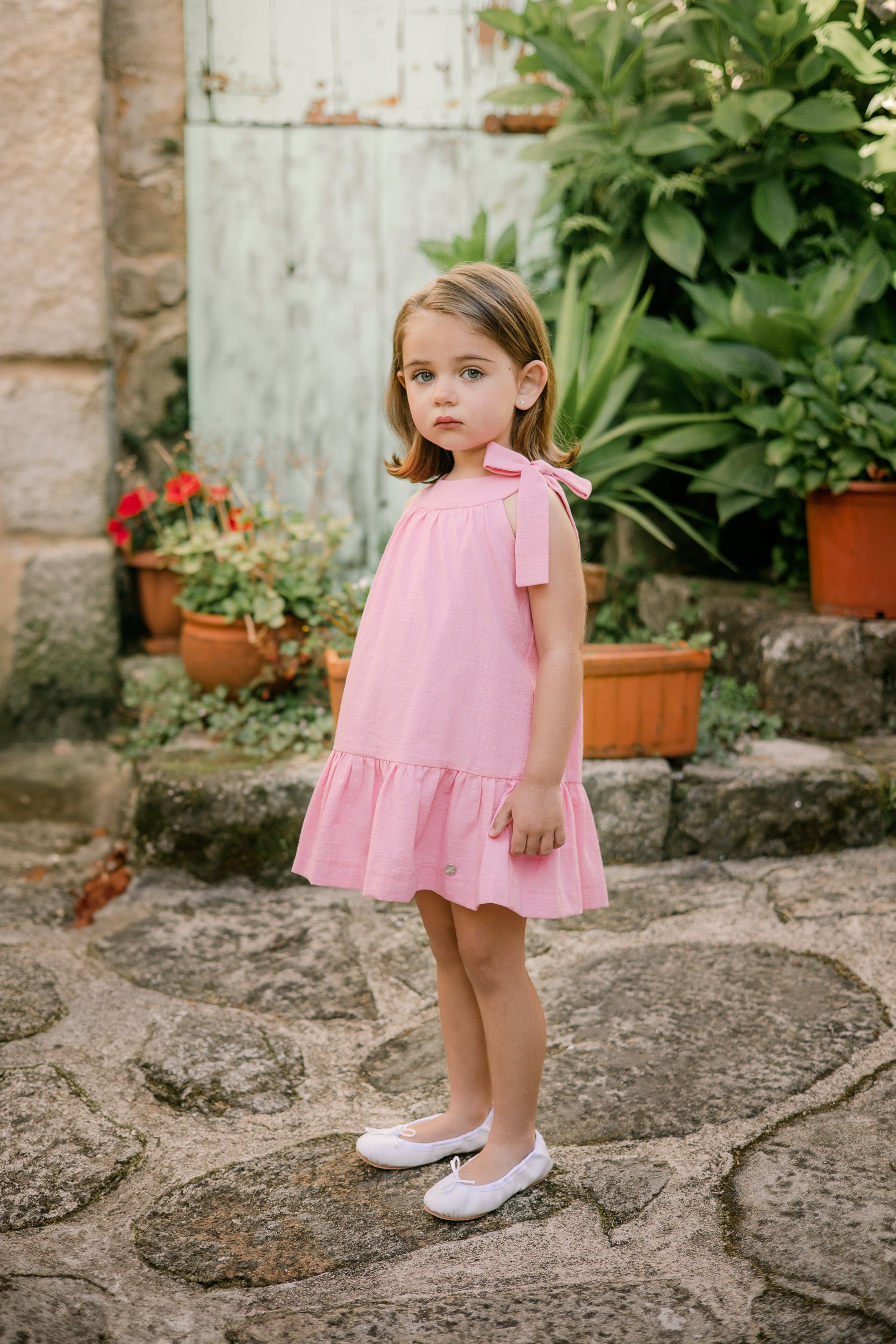 Girls&#39; dress Sleeveless with a round neckline.