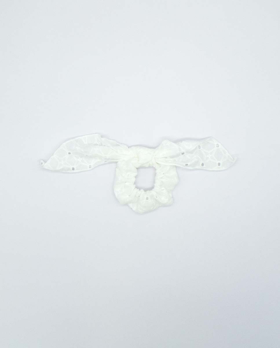 White Embroidered Scrunchie – MIBONBóN